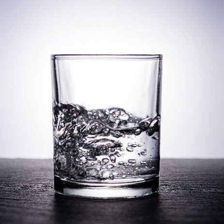 Packshot Wasserglas mit Sprudel Packshot Wasserglas mit Sprudel